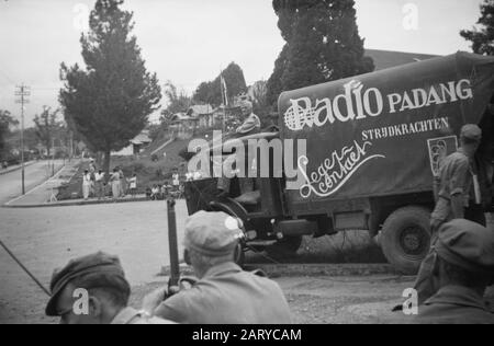 Contact entre KNIL et TNI à Batusangkarse [le Camion radio Padang est stationné en Europe? Zone résidentielle] Annotation: Dans la cabine du conducteur, il y a un capitaine plus âgé Date: Octobre 1949 lieu: Indonésie, Antilles orientales néerlandaises, Sumatra Banque D'Images