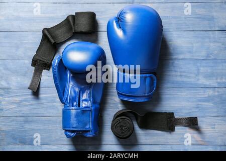 Gants de boxe et bracelets sur fond en bois Banque D'Images