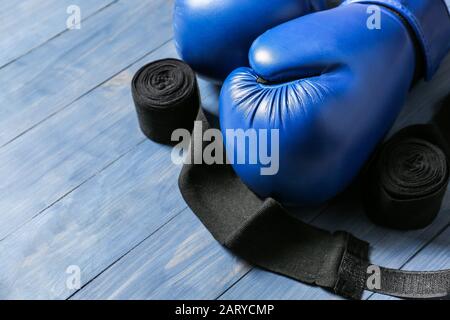 Gants de boxe et bracelets sur fond en bois Banque D'Images