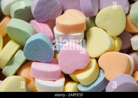 Bol de coeurs de bonbons aux couleurs pastel pour la Saint-Valentin. Il s'agit de messages vierges, qui manquent des anciens messages tels que « Be Mine » et « Love You » Banque D'Images