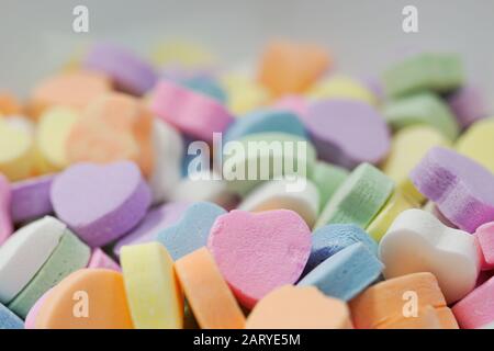 Bol de coeurs de bonbons aux couleurs pastel pour la Saint-Valentin. Il s'agit de messages vierges, qui manquent des anciens messages tels que « Be Mine » et « Love You » Banque D'Images