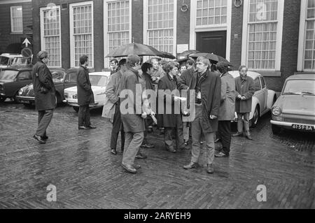 La deuxième chambre traite de l'occupation des étudiants en sciences Appliquées de l'Université de Tilburg à Binnenhof Date: 6 mai 1969 mots clés: Hogescholen, STUDENURES, professions Nom institutionnel: Deuxième chambre Banque D'Images