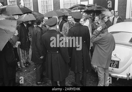 La deuxième chambre traite de l'occupation du Hogeschool n° de Tilburg. 9: v.l.n.n. Prof. Scheffer, Prof. Janssen Et Prof. Postumus Date: 6 May 1969 Mots Clés: Hogescholen, Occupations Nom Personnel: Prof. Janssen Banque D'Images