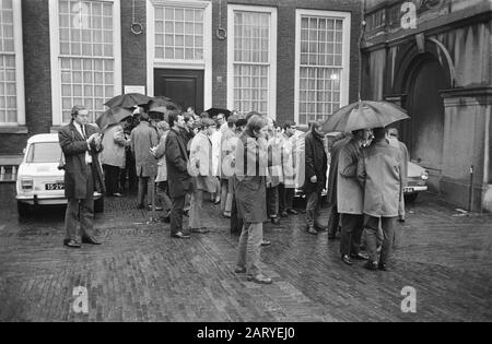 La deuxième chambre traite de l'occupation de la Hogeschool de Tilburg plus 50 étudiants se sont tenus dans la pluie attendant Binnenhof Date: 6 mai 1969 mots clés: Hogescholen, occupations Nom de l'institution: Maison Banque D'Images