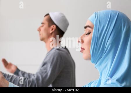 Couple musulman priant dans la chambre Banque D'Images