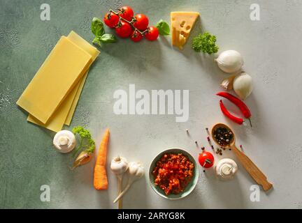 Cadre composé d'ingrédients pour lasagnes sur fond clair Banque D'Images