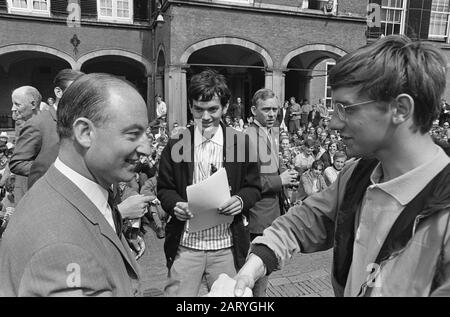 Marche de la paix de Rotterdam à la Haye, au Binnenhof Date : 16 mai 1967 lieu : Binnenhof, La Haye, Pays-Bas-Sud mots clés : peaceemarsen Banque D'Images