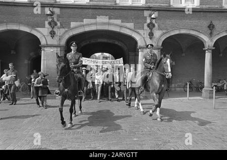 Marche de la paix de Rotterdam à la Haye, au Binnenhof Date : 16 mai 1967 lieu : Binnenhof, La Haye, Pays-Bas-Sud mots clés : peaceemarsen Banque D'Images