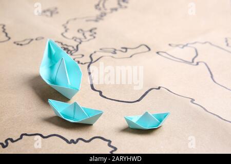 Bateaux Origami sur la carte du monde Banque D'Images