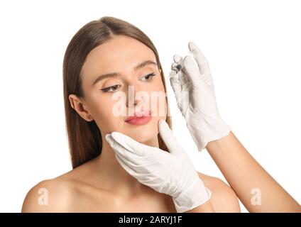 Jeune femme recevant l'injection de soutireuse sur fond blanc Banque D'Images