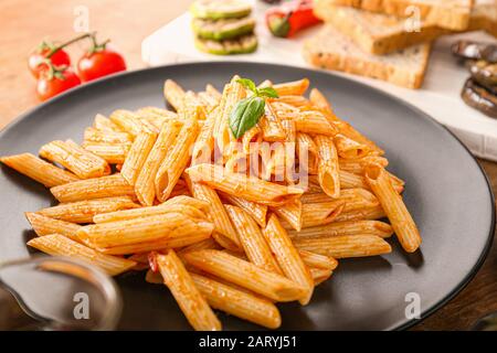 Savoureuses pâtes avec sauce tomate sur plaque, closeup Banque D'Images