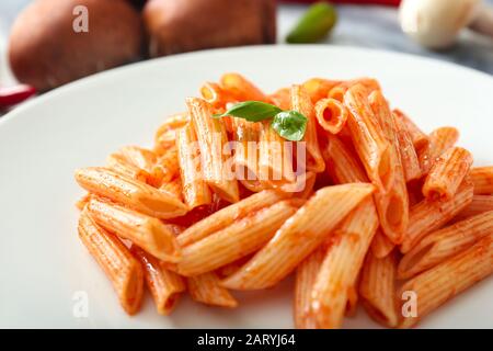 Savoureuses pâtes avec sauce tomate sur plaque, closeup Banque D'Images