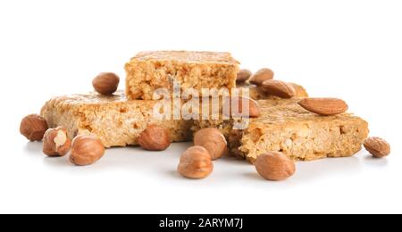 Barres granola savoureuses avec noix sur fond blanc Banque D'Images