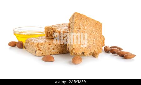 Délicieux bar granola avec noix et miel sur fond blanc Banque D'Images