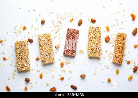 Différentes barres de granola sur fond blanc Banque D'Images