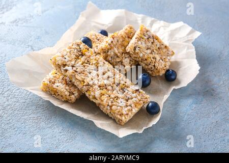 Parchemin avec des barres de granola savoureuses sur fond de couleur Banque D'Images