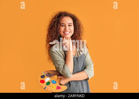 Belle artiste afro-américaine sur fond couleur Banque D'Images