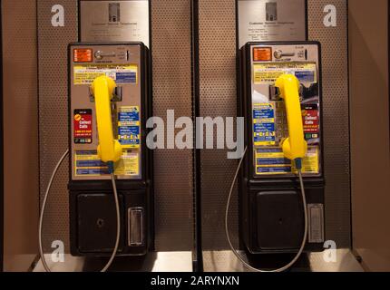 deux vieux téléphone public payant dans la rue Banque D'Images