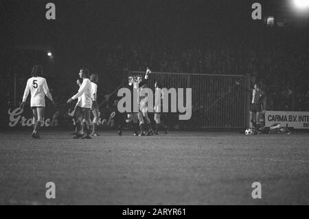 Twente contre Ajax 0-1, arbitre Arie van Gemert maintient la bière CAN up Date: 21 octobre 1972 lieu: Overijssel, Twente mots clés: Bière canettes, arbitres, football Nom De La Personne: Gemert, Arie of Institutionname: AJAX Banque D'Images