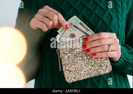 Femme tenant son sac à main avec de l'argent Banque D'Images