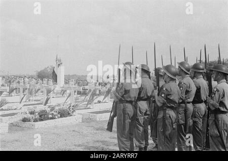 L'U-brigade honorifique de Field Tjilililitan dit au revoir à ses morts. Date D'Honneur : 8 Novembre 1946 Lieu : Batavia, Indonésie, Jakarta, Antilles Néerlandaises De L'Est Banque D'Images