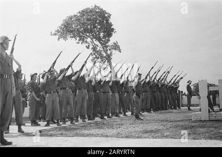 L'U-brigade honorifique de Field Tjilililitan dit au revoir à ses morts. Eresaluut Date : 8 Novembre 1946 Lieu : Batavia, Indonésie, Jakarta, Antilles Néerlandaises De L'Est Banque D'Images