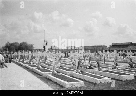 L'U-brigade honorifique de Field Tjilililitan dit au revoir à ses morts. Vue D'Ensemble Excavation Date : 8 Novembre 1946 Lieu : Batavia, Indonésie, Jakarta, Hollandais East Indies Banque D'Images