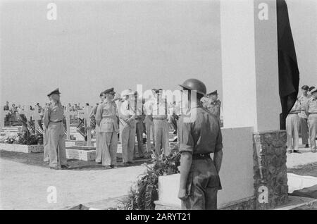 L'U-brigade honorifique de Field Tjilililitan dit au revoir à ses morts. Date : 8 Novembre 1946 Lieu : Batavia, Indonésie, Jakarta, Hollandais East Indies Banque D'Images