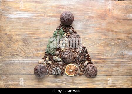 Arbre de Noël en forme de biscuits savoureux et de grains de café sur fond en bois Banque D'Images