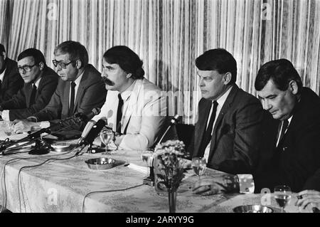 Conférence de presse du nouveau conseil d'administration de la section de football rémunéré de la KNVB V.l.n.n. Jacques Hogewoning (secrétaire), André van der Louw (président), Henk Hut (trésorier) Date : 25 mai 1983 mots clés : conférences de presse, football, présidents Nom personnel : Hogewoning, Jacques, Hut, Henk, Louw, André van der Banque D'Images