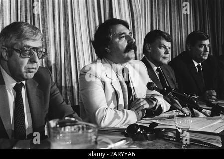 Conférence de presse du nouveau conseil d'administration de la section de football rémunéré de la KNVB V.l.n.n. Jacques Hogewoning (secrétaire), André van der Louw (président), Henk Hut (trésorier) Date : 25 mai 1983 mots clés : conférences de presse, football, présidents Nom personnel : Hogewoning, Jacques, Hut, Henk, Louw, André van der Banque D'Images