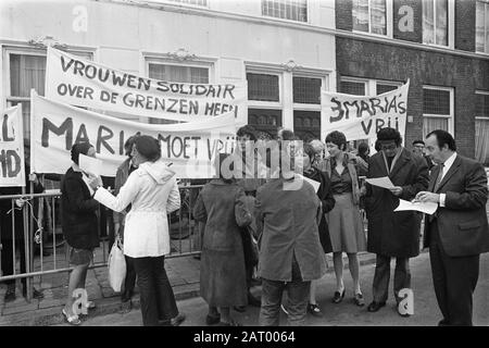Femmes protestant à l'ambassade du Portugal à la Haye contre le procès des trois Marie (auteurs féministes) au Portugal femmes avec des bannières, le droit Ed van Thijn (chef de groupe PvdA) et à côté de Hem Nel Barendregt (PvdA -MP) Date: 25 octobre 1973 lieu: La Haye, Zuid-Holland mots clés: Ambassades, manifestations, féminisme, députés, mouvement des femmes Nom personnel: Barendregt, N.E., Thijn, Ed van Banque D'Images