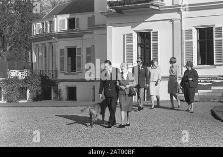 Mme Von Amsberg au Palace Soestdijk Walking société royale; v.l.n.n. Claus von Amsberg et sa mère Gösta von Amsberg, Prince Bernhard et Princess Beatrix, Christina von Amsberg (sœur de Claus von Amsberg) et Reine Juliana Date: 7 novembre 1965 lieu: Soestdijk, Utrecht mots clés: Visites, reines, mères, princes, princesses Nom personnel: Amsberg, Christina von, Amsberg, Claus von, Amsberg, Gösta von, Beatrix, Princesse, Bernhard (prince Pays-Bas), Juliana (Reine Pays-Bas) Banque D'Images