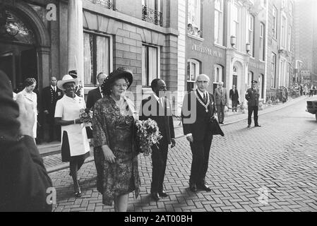 Visite d'État du président Félix Houphouët-Boigny de la Côte d'Ivoire aux Pays-Bas visite à pied à Amsterdam; Reine Juliana, Houphouët-Boigny et Samkalden Date: 2 juin 1970 lieu: Amsterdam, Noord-Holland mots clés: Queens, présidents, visites d'État Nom personnel: Houphouët-Boigny, Félix, Juliana (Reine des Pays-Bas), Samkalden, Ivo Banque D'Images