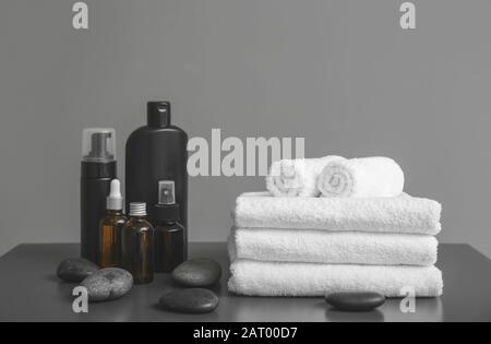 Serviettes propres et fournitures de spa sur la table Banque D'Images