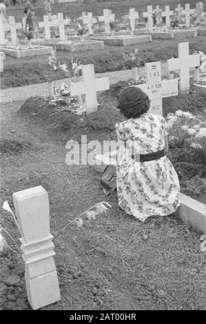 Fleurs pour les morts et la célébration de Noël à la femme de Semarang pose des fleurs sur la tombe de A.F. Kok, kpl I-R.S. décédé le 14-11-1947 Date : 25 décembre 1947 lieu : Indonésie, Pays-Bas-Indies Banque D'Images