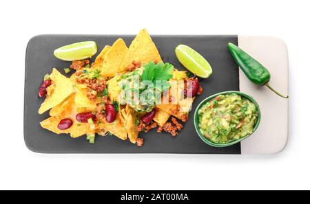 Montez à bord de nachos et de guacamole savoureux sur fond blanc Banque D'Images