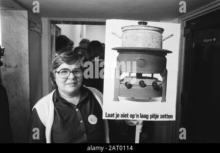 Audience publique du Ministère du logement, de l'aménagement du territoire et de l'Environnement avec diverses organisations sur les problèmes de logement Femme avec une plaque, sur laquelle une cuisinière à gaz avec le texte En Retard ne vous met pas sur un brûleur faible Date: 1 décembre 1982 mots clés: Audiences, logement, public, bannières Banque D'Images