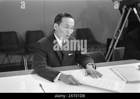 L'Ambassadeur Sud-Vietnamien Pour L'Angleterre Et Les Pays-Bas, Le Ngoc Chan Aux Diplomates De Schiphol Date : 11 Juillet 1969 Lieu : Noord-Holland, Schiphol Mots Clés : Diplomates Nom Personnel : Le Ngoc Chan Banque D'Images