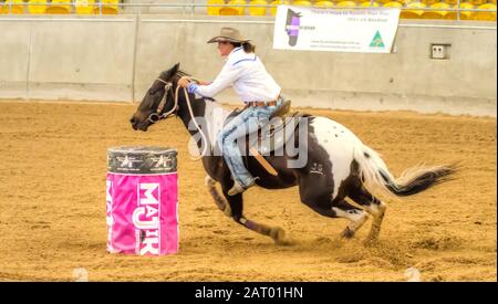 Cowgirl Competitor Dans L'Australian Barrel Horse Association National Finals, Tamworth Australie. Banque D'Images