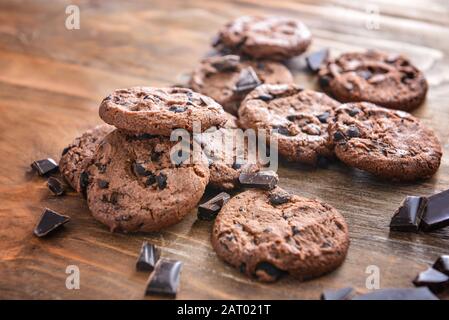 Délicieux cookies aux pépites de chocolat sur fond en bois Banque D'Images