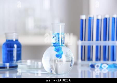 Flacon avec échantillon sur table en laboratoire Banque D'Images