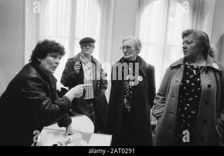 Audience publique du ministère du logement, de l'aménagement du territoire et de l'Environnement avec divers organismes sur les coûts du logement Discuter des femmes Date : 1 décembre 1982 mots clés : audiences, logement, public Banque D'Images