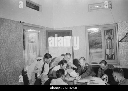 Discussion à Djamboe-Tjandjoer Djamboe : à Djamboe, des discussions ont eu lieu entre les officiers néerlandais et républicains sur la manière dont l'évacuation des troupes républicaines du territoire néerlandais aurait lieu. Le colonel français Mourison et le capitaine Dhoste étaient présents en qualité d'observateurs militaires de la CGM. Date : 5 Février 1948 Lieu : Djamboe, Indonésie, Java, Pays-Bas East Indies Banque D'Images