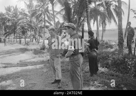 Discussion à Djamboe-Tjandjoer Djamboe : à Djamboe, des discussions ont eu lieu entre les officiers néerlandais et républicains sur la manière dont l'évacuation des troupes républicaines du territoire néerlandais aurait lieu. Alors que les pourparlers sont en cours, un soldat néerlandais et républicain sont en garde à l'extérieur. Date : 5 Février 1948 Lieu : Djamboe, Indonésie, Java, Pays-Bas East Indies Banque D'Images