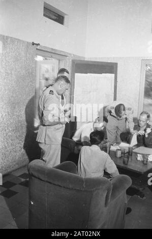 Discussion à Djamboe-Tjandjoer Djamboe : à Djamboe, des discussions ont eu lieu entre les officiers néerlandais et républicains sur la manière dont l'évacuation des troupes républicaines du territoire néerlandais aurait lieu. Le colonel français Mourison et le capitaine Dhoste étaient présents en qualité d'observateurs militaires de la CGM. Date : 5 Février 1948 Lieu : Djamboe, Indonésie, Java, Pays-Bas East Indies Banque D'Images