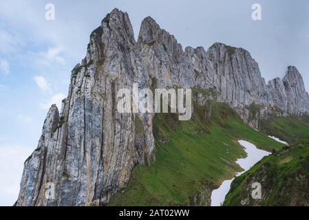 Falaise dans les montagnes de Kreuz à Appenzell, Suisse Banque D'Images