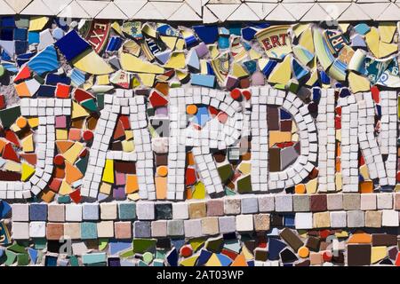 Signe de mosaïque en morceaux de céramique cassés avec le mot de langue française jardin signification jardin en anglais, Montréal, Botanique, jardin, Québec, Canada Banque D'Images