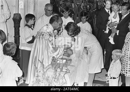 Baptême princesse Maria Carolina Christina à Lignieres (fille Irene), pendant le baptême, princesse Irene avec sa fille Date: 20 juillet 1974 lieu: Lignières mots clés: Baptême, maison royale, princesses Nom personnel: Carolina, princesse, Irene, princesse Banque D'Images