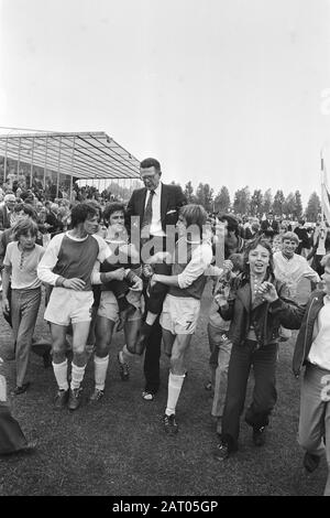 Volewijckers vs. AGOVV 3-0, Volewijckers champion tweed division Par la victoire, les Volewijckers sont champion de la deuxième division; Le Volewijckers entraîneur Jany van der Veen sur les épaules Date: 6 juin 1971 lieu: Amsterdam, Noord-Holland mots clés: Champions, sports, supporters, entraîneurs, footballers, Volewers institution: Volewimp nom Banque D'Images